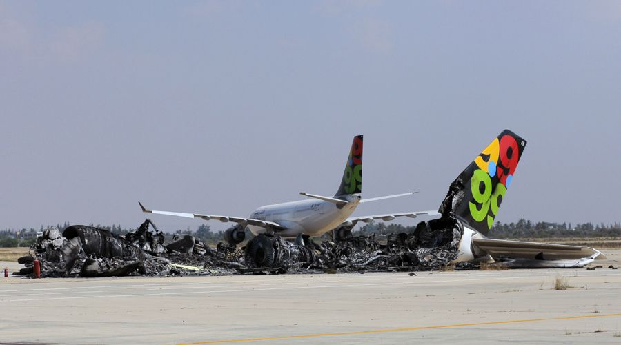 彻底急眼了：效忠卡扎菲部队轰炸首都的黎波里国际机场(图)