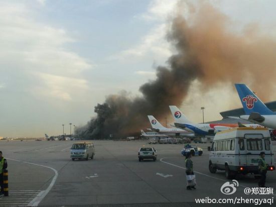 北京首都机场2号航站楼失火 现场浓烟滚滚(组图)