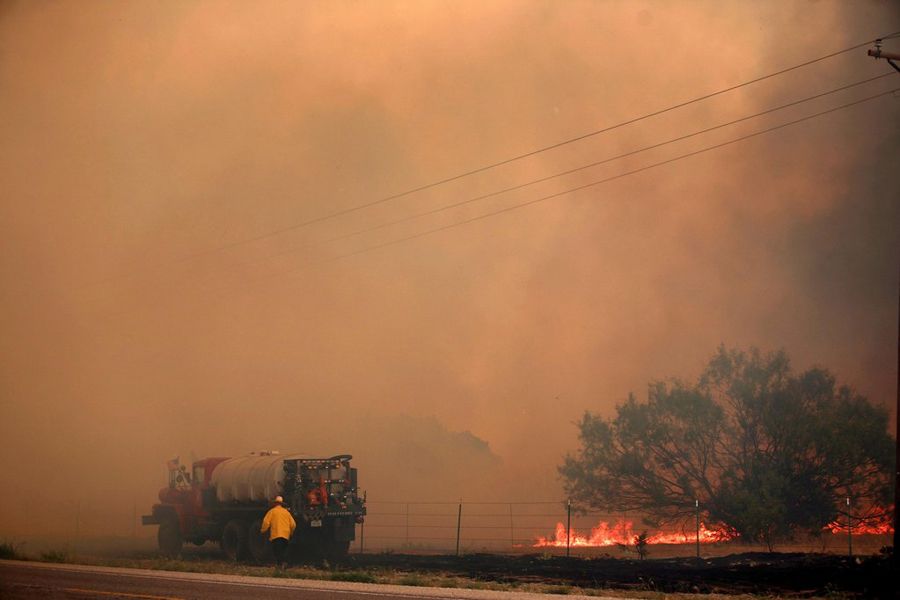 高清现场图：美国德克萨斯州发生林火 扑救工作仍在进行
