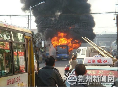 荆州公交纵火者被当场烧死 作案前驱散乘客(组图)