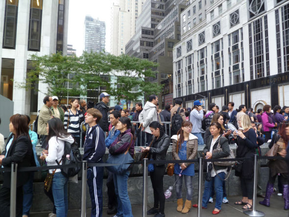 直击iPhone 4S纽约首发 排队人群半数为华人(组图)