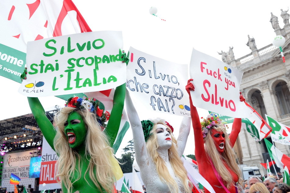 高清图集：意大利裸女参加万人游行要求总理下台
