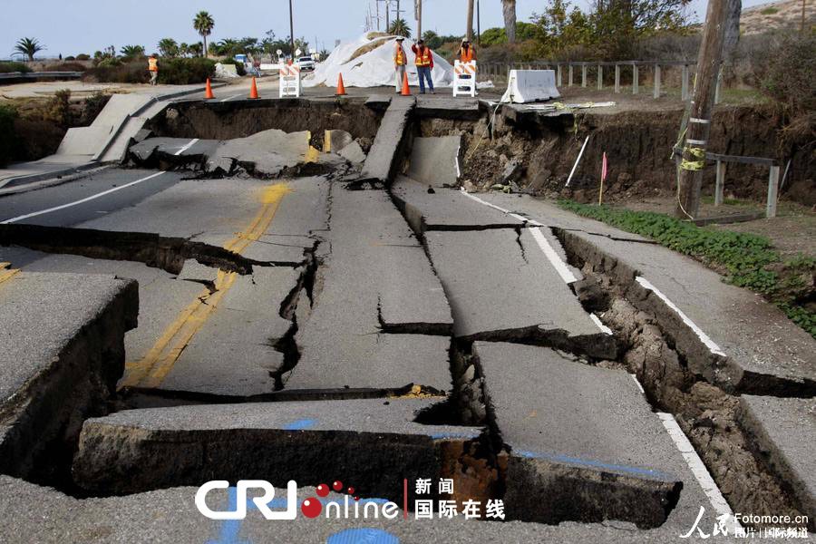 地震前兆？洛杉矶严重路面塌陷 裂纹深3米纵横交错(组图)