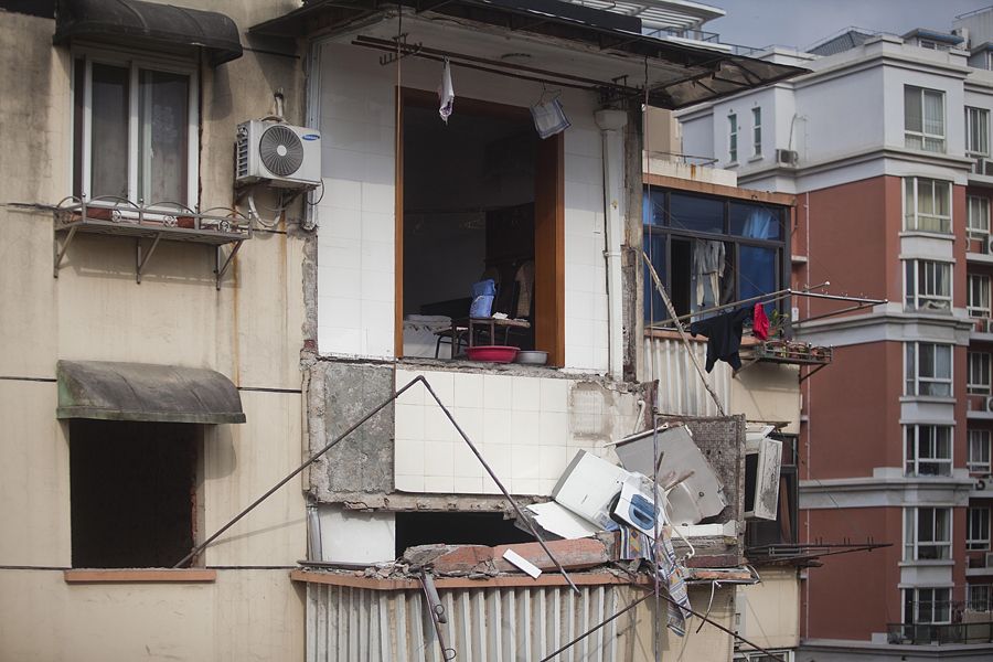 上海一居民阳台突然整体坍塌 女住户坠楼身亡(现场组图)