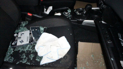 一辆被砸车窗爆窃的汽车。 (CBC)</p> <p>