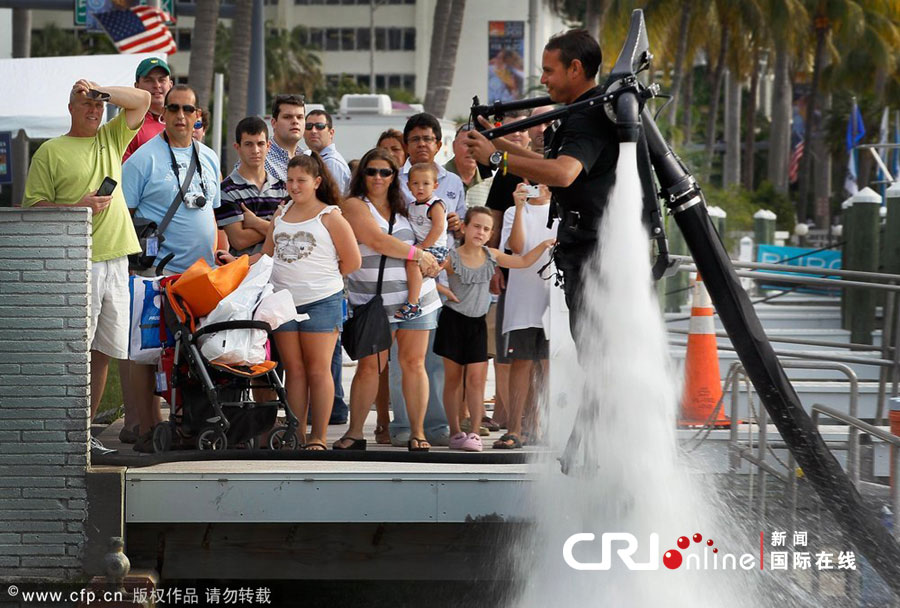 2012年2月17日，美国迈阿密，Sean Phillips在迈阿密海滩的游艇经纪展会上展示JetLev-Flyer水动力飞行背包。