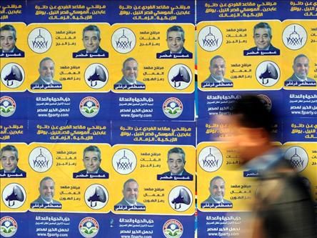 埃及总统候选人被持机枪武装人员打成脑震荡(组图)