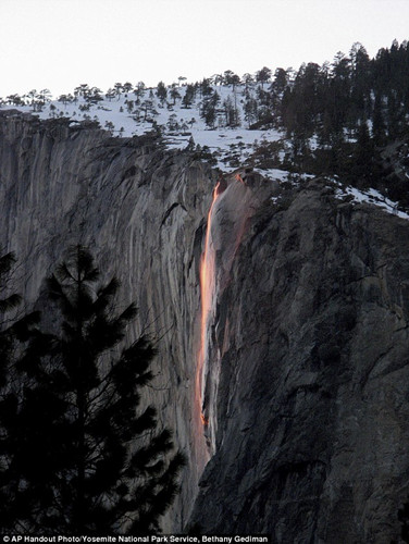 落日造就“熔岩瀑布” 加州公园出现罕见的壮观美景(组图)