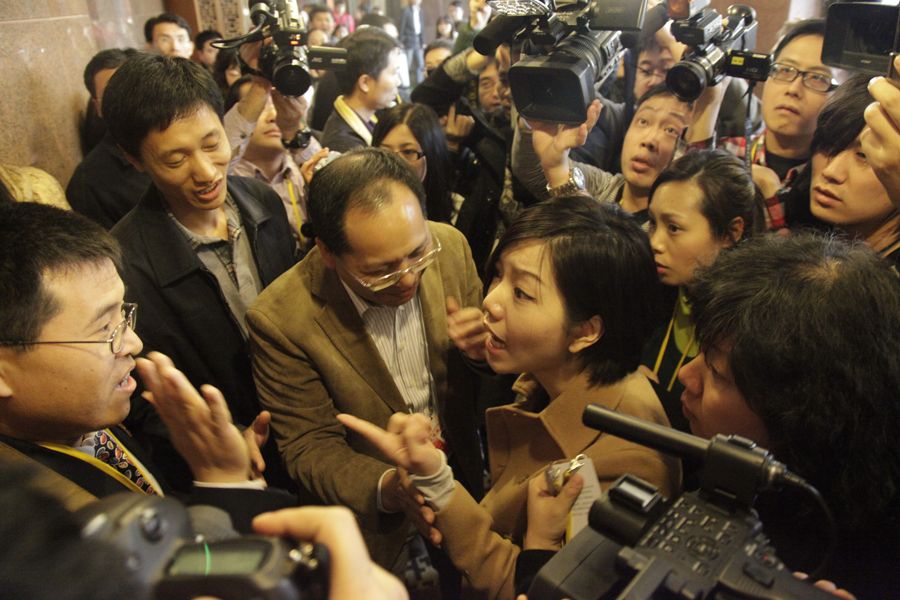 两会记者争提问起冲突 男记者被围堵在男厕(高清图)