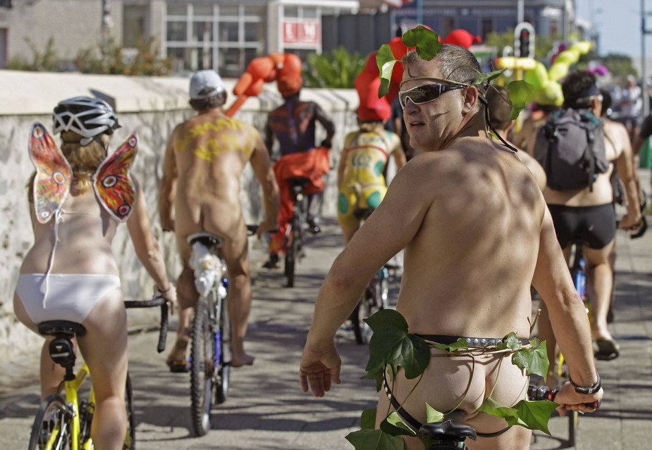 高清图：南非200余人裸体骑自行车呼吁绿色出行