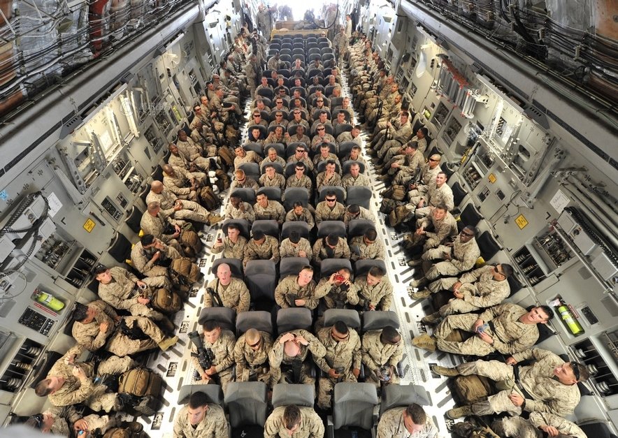 实拍美军士兵乘坐超大C-17A运输机飞赴阿富汗(组图)