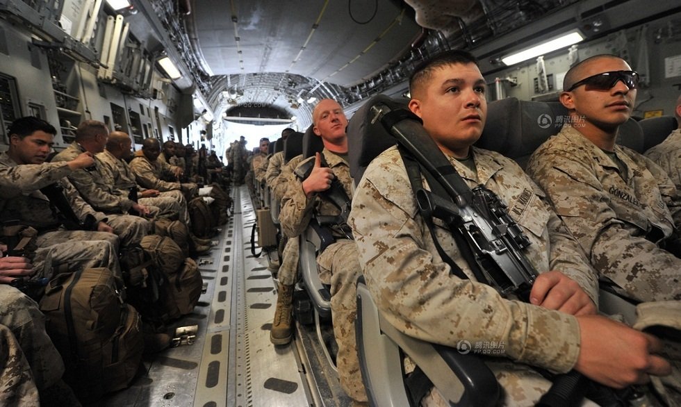 实拍美军士兵乘坐超大C-17A运输机飞赴阿富汗(组图)
