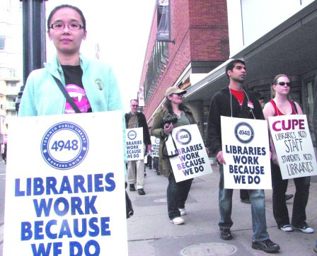 多伦多图书馆职员罢工反裁员　华裔主管加入