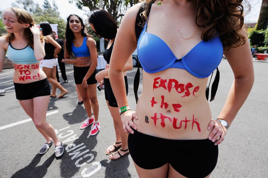 南加州大学学生内衣集会 抗议学校在血汗工厂做校服(多图)
