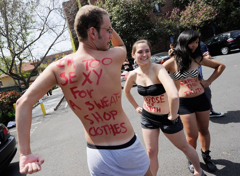 南加州大学学生内衣集会 抗议学校在血汗工厂做校服(多图)