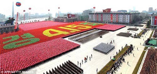 朝鲜数千民众拼出文字“荣耀” 在太空也清晰可见(组图)