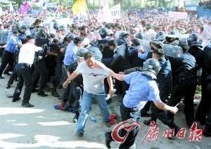蒙古电视直播反腐败局警察强行抓捕前总统实况(组图)