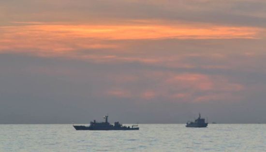 中国两艘海监船在黄岩岛附近海域巡航。