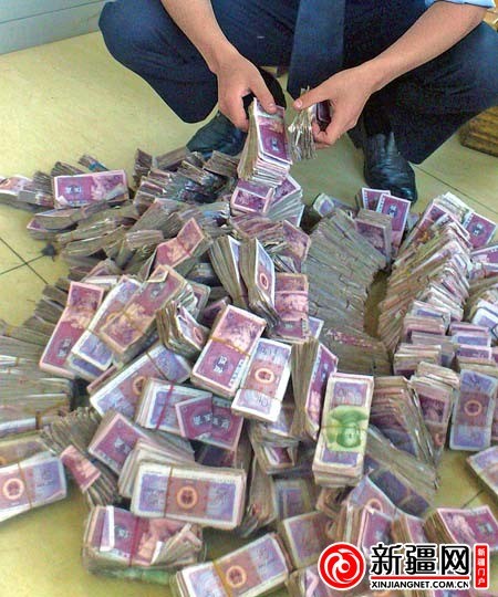 好多五毛！乌鲁木齐市民搬出400捆五毛纸币买车(高清组图)