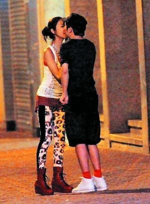 薛凯琪上周被拍到在上环与汤骏业街头舌吻。
