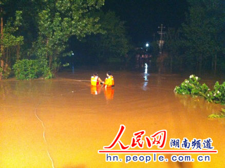 这是13日下午18点20分，岳阳平江消防大队消防员正在河下游进行搜救工作。图片由岳阳平江消防大队提供。