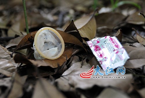 南昌一公园树林现大量避孕套 被网友戏称“扒衣公园”(组图)