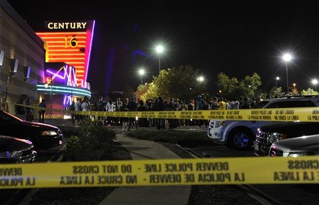丹佛枪击案报警电话录音：有受害者被子弹打得开膛破肚(图)