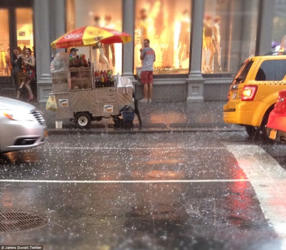 纽约市突然出现“末日”场景 暴雨冰雹驱散连日热浪(组图)