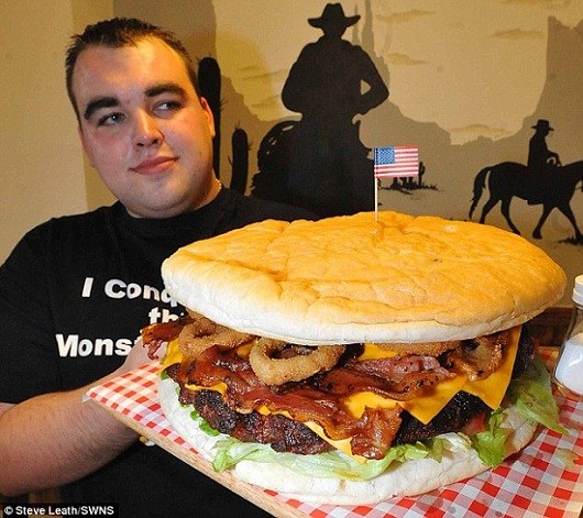 英国推出“怪物级”超大汉堡 肉饼重三斤(组图)