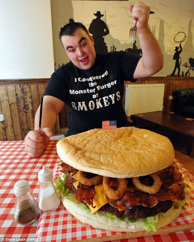 英国推出“怪物级”超大汉堡 肉饼重三斤(组图)