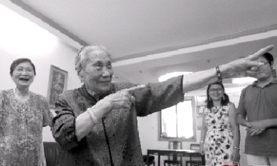昨日，长沙三湘小区，百岁老人颜腾芳在大家的掌声中舞起了八段锦。图/记者殷建军
