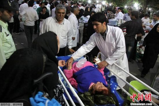 伊朗国家电视台消息称，11日发生在伊朗西北部东阿塞拜疆省的两次里氏6级以上地震已造成180人死亡，1300人受伤。报道称，由于搜救行动的不断推进，死亡及受伤人数不断上升。