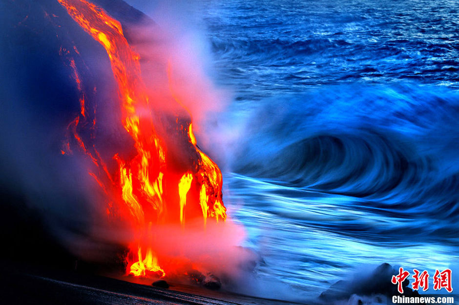 摄影师近距离拍岩浆入海：一半海水一半火焰(高清组图)