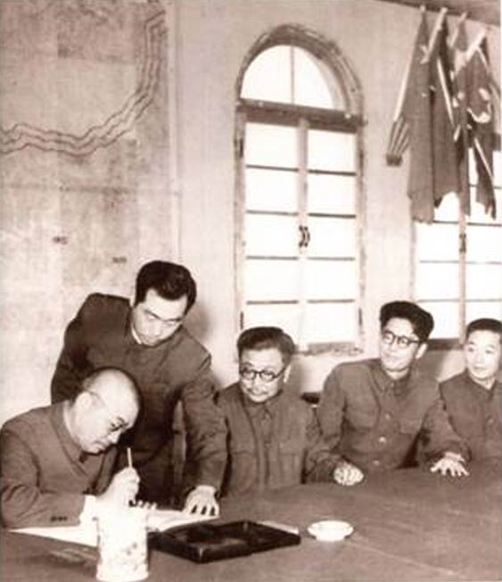 朝鲜宣传画中的历史:签停战协定时没一个中国