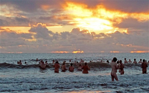 逾200人英国北海集体裸泳未打破世界纪录（图）
