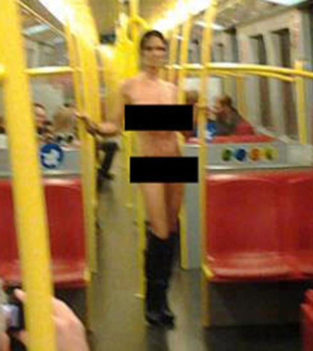 全裸女子惊现奥地利地铁 仅穿靴子不惧拍照(组图)