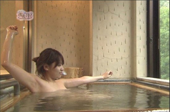 各国女主播裸露出镜 日本最牛居然全裸泡温泉(组图)