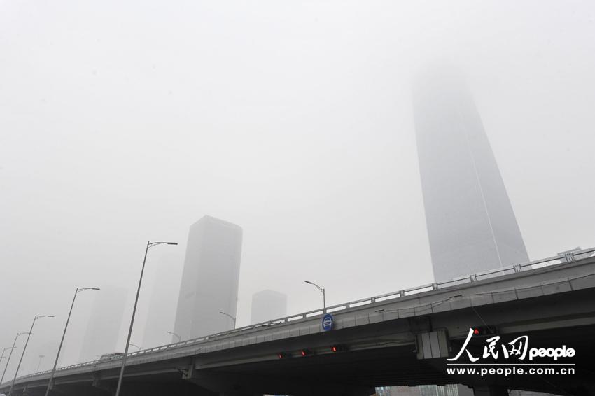 大雾笼罩北京 多条高速封闭 发布黄色预警(高清组图)