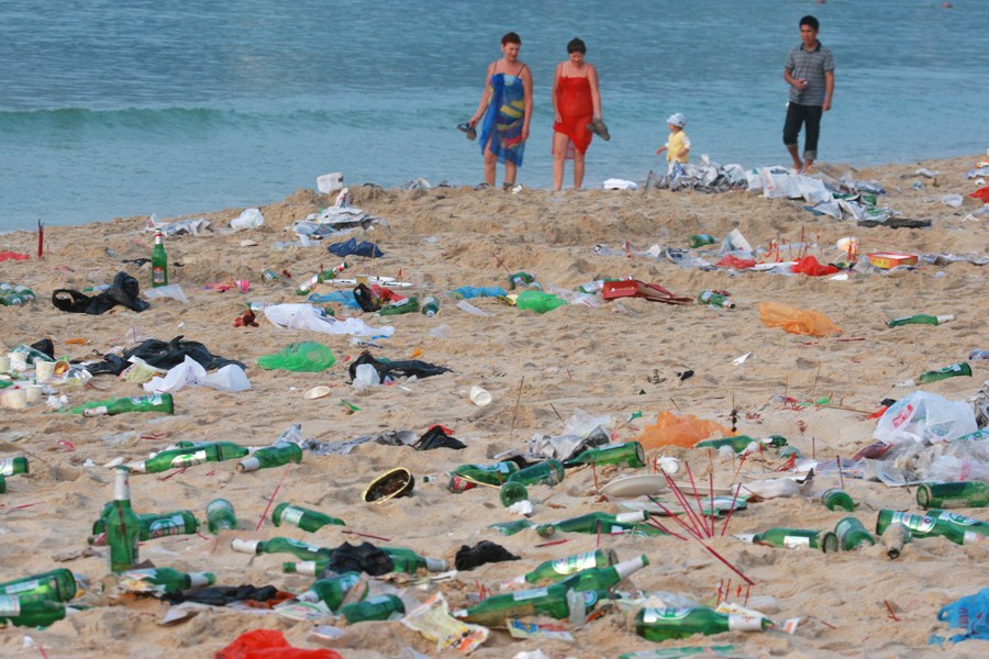 三亚3公里海滩遍布50吨垃圾 系民众赏月后遗留(高清组图)