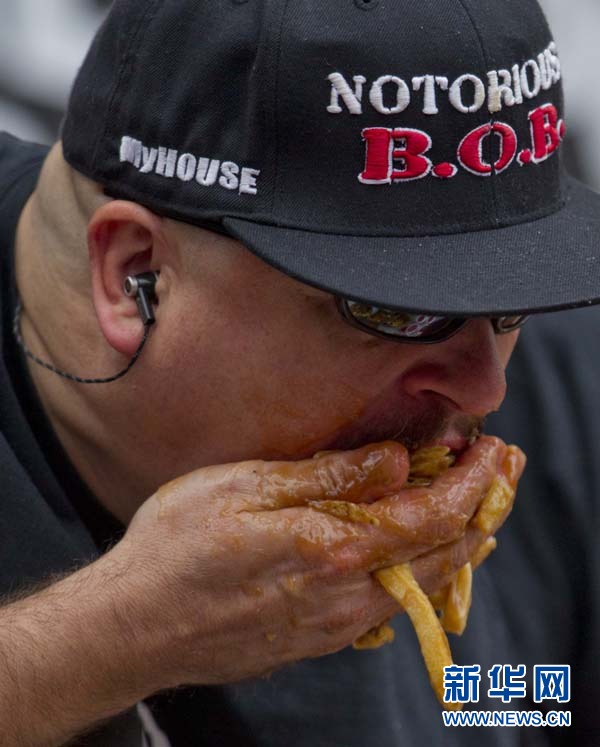 10月13日，在多伦多邓达斯广场，一位选手在吃“普丁”比赛中。
