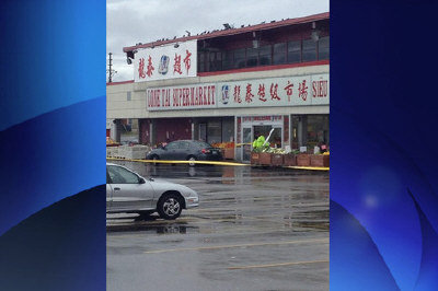 一輛汽車29日下午撞入士嘉堡龍泰超市，一名70多歲老婦受傷。(CityNews)</p></p> <p><p>