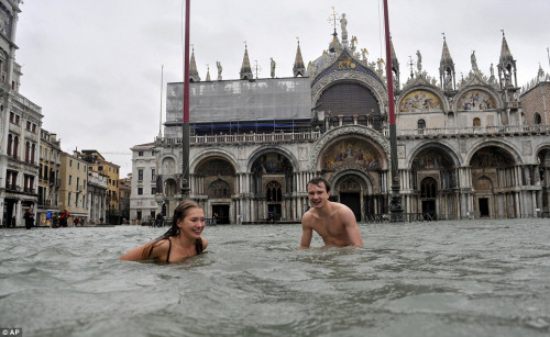 洪水侵袭意大利威尼斯 民众裸体围坐赏“水景”(组图)