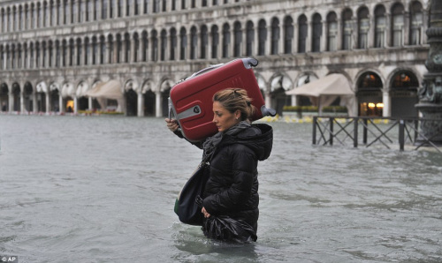 洪水侵袭意大利威尼斯 民众裸体围坐赏“水景”(组图)
