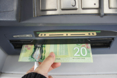 ATM取钱，点算清楚再离开。 (记者汤唯/摄影)</p></p> <p><p>