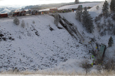 一辆来自温哥华的旅游巴士30日在俄勒冈州84号州际公路上打滑失控，翻落数百呎深的山坡，造成9死26伤。 图为该旅游巴士在覆盖白雪的山坡上留下怵目惊心的翻落痕迹。 (美联社)</p> <p>