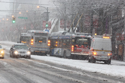 两辆公车在雪地受困，并造成周边路段封闭。 (记者张耀仁/摄影)</p> <p>