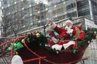 让30万观众在寒风中苦等一个半小时的圣诞老人。 (记者汤唯/摄影)</p> <p>