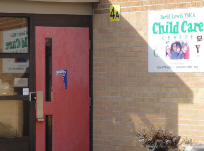 多伦多市公校小学教师罢工、学校关闭，设于公校小学内日托中心仍照常开放。 (记者葛健生/摄影)</p> <p>
