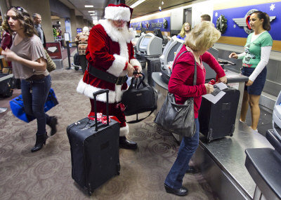 圣诞节期间，飞中港台班机机位喊价2000至3000元。 (加通社)</p> <p>