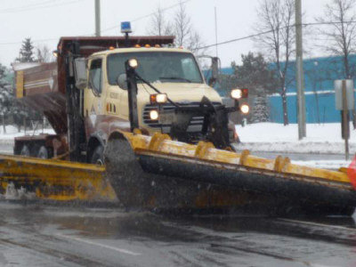 下雪后，市政部门的铲雪车及时出动，清除路面冰雪以保证交通畅通。 (本报记者/摄影)</p> <p>